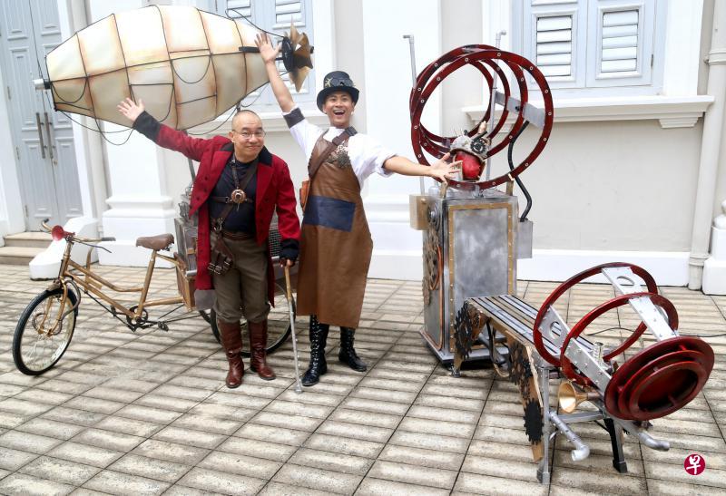 参与“好奇之家”(House of Curiosities)节目的演员展示他们在剧里研发的用蒸汽发动的时光机。(严宣融摄) 参与“好奇之家”(House of Curiosities)节目的演员展示他们在剧里研发的用蒸汽发动的时光机。(严宣融摄)