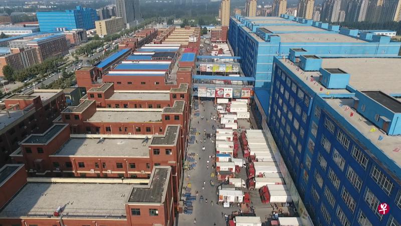 这个位于郑州的食品物流枢纽占地超过200亩,是中国最大的食品物流设施之一。(群策环球控股提供) 这个位于郑州的食品物流枢纽占地超过200亩,是中国最大的食品物流设施之一。(群策环球控股提供)