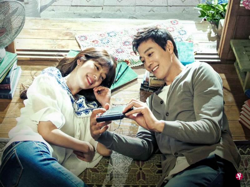 朴信惠穿着蓝白民族风上衣,和男主角演绎浪漫情节。 朴信惠穿着蓝白民族风上衣,和男主角演绎浪漫情节。