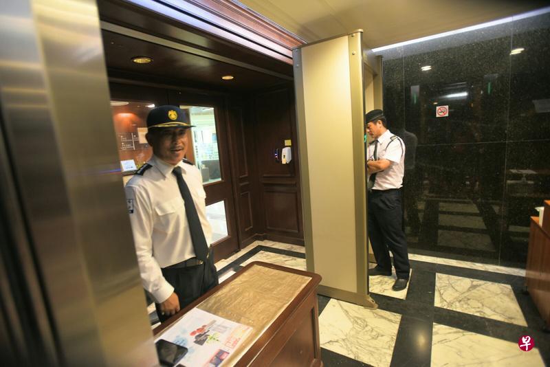 位于金钟夏悫道的远东金融中心及5楼的韩国总领事馆,今天保安持续严密(图片:星岛日报) 位于金钟夏悫道的远东金融中心及5楼的韩国总领事馆,今天保安持续严密(图片:星岛日报)