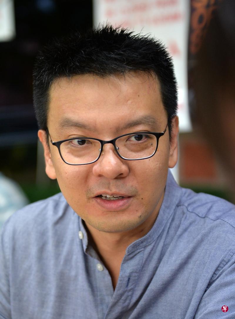吴佩松说,如今他为国会辩论做准备时,都不忘记工人党同僚们当初为力挺他而承受“炮火”。(郑宇彤摄) 吴佩松说,如今他为国会辩论做准备时,都不忘记工人党同僚们当初为力挺他而承受“炮火”。(郑宇彤摄)