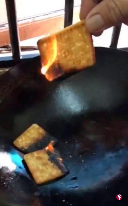 网上流传的视频显示,苏打饼被点燃后迅速燃烧,拍摄者指饼干像是加了塑料成分。(互联网) 网上流传的视频显示,苏打饼被点燃后迅速燃烧,拍摄者指饼干像是加了塑料成分。(互联网)