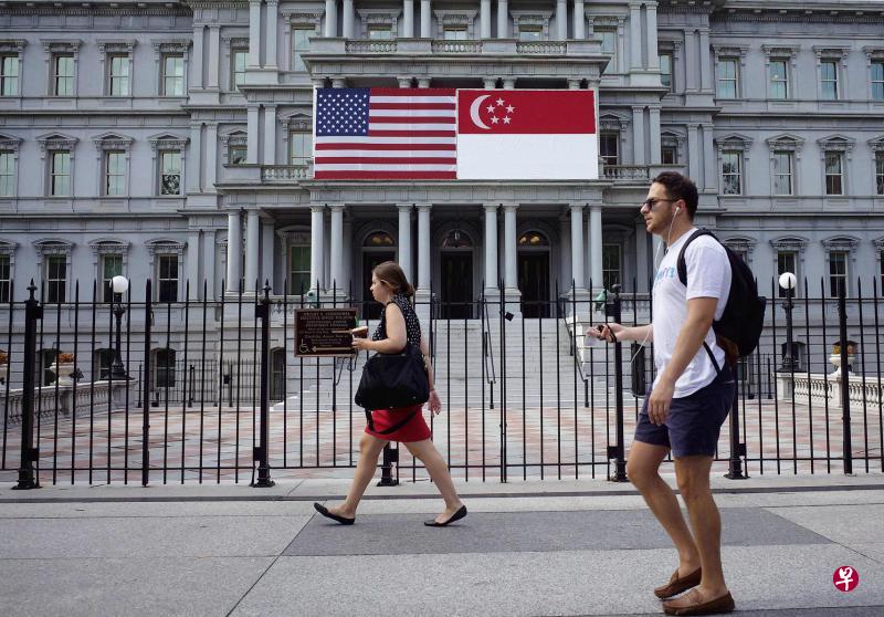 与白宫相邻的艾森豪威尔行政大楼已挂起新加坡与美国国旗,准备迎接即将到访的李显龙总理。(法新社) 与白宫相邻的艾森豪威尔行政大楼已挂起新加坡与美国国旗,准备迎接即将到访的李显龙总理。(法新社)