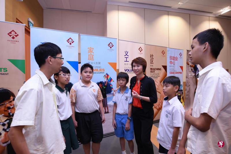 刘燕玲(右三)颁奖后,向华助会补习班一些受表扬学生了解他们的学习情况。(华助会提供) 刘燕玲(右三)颁奖后,向华助会补习班一些受表扬学生了解他们的学习情况。(华助会提供)