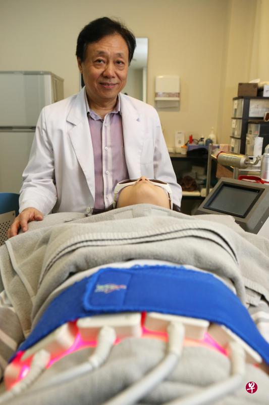 张中发医生在疗程之前为顾客进行全面医疗咨询,再定制适合个别顾客的塑身方案,以及体重管理计划。(邝启聪摄) 张中发医生在疗程之前为顾客进行全面医疗咨询,再定制适合个别顾客的塑身方案,以及体重管理计划。(邝启聪摄)