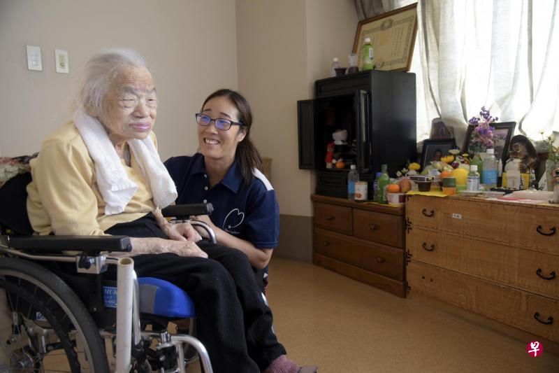 百岁人瑞栗山久仁把“家”带入疗养院,她的病房里摆设丈夫的灵位和各类从家中带来的家具。(海峡时报) 百岁人瑞栗山久仁把“家”带入疗养院,她的病房里摆设丈夫的灵位和各类从家中带来的家具。(海峡时报)