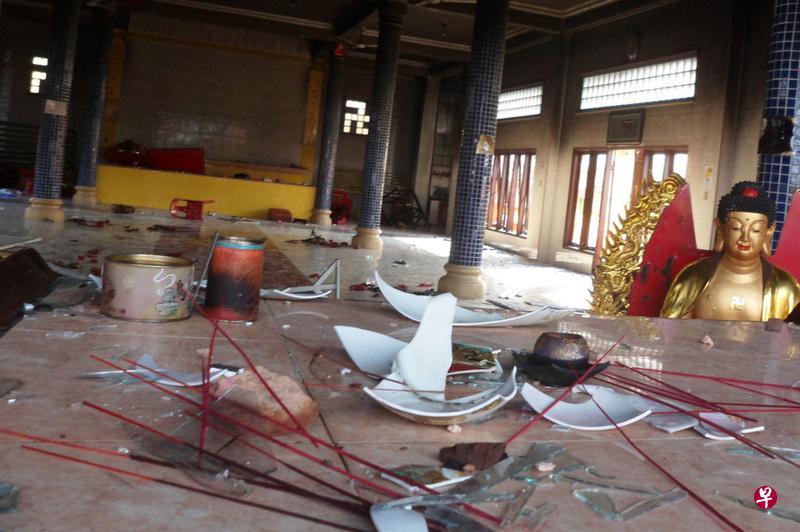 印尼苏北丹戎巴莱发生暴乱,一所寺庙和三座佛塔被烧毁,暴徒也捣毁佛像、祈祷用品、桌椅及灯具等。(安塔拉社) 印尼苏北丹戎巴莱发生暴乱,一所寺庙和三座佛塔被烧毁,暴徒也捣毁佛像、祈祷用品、桌椅及灯具等。(安塔拉社)