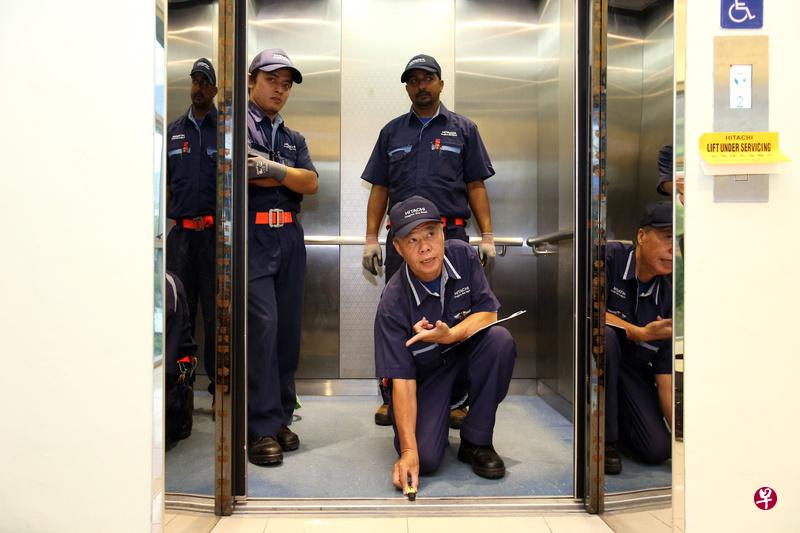 电梯维修人员必须测试电梯门打开后,电梯地板和地面对齐,也会用宽约20毫米的荧光笔测量,确保电梯门合上后,空隙不超过25毫米。(邝启聪摄) 电梯维修人员必须测试电梯门打开后,电梯地板和地面对齐,也会用宽约20毫米的荧光笔测量,确保电梯门合上后,空隙不超过25毫米。(邝启聪摄)