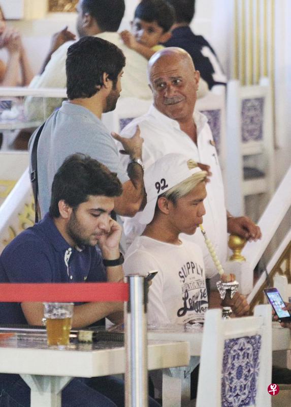 水烟常客趁着水烟禁令生效前一天,到亚拉街一带的水烟零售处,体验在本地最后一次抽水烟。(林泽锐摄) 水烟常客趁着水烟禁令生效前一天,到亚拉街一带的水烟零售处,体验在本地最后一次抽水烟。(林泽锐摄)