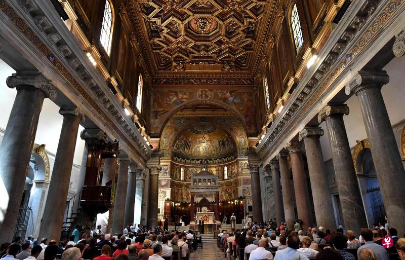 意大利的穆斯林领袖与教徒周日纷纷到天主教堂参与弥撒,以示他们与天主教徒团结一致,坚决反对这类借宗教之名发动的暴力袭击。(法新社) 意大利的穆斯林领袖与教徒周日纷纷到天主教堂参与弥撒,以示他们与天主教徒团结一致,坚决反对这类借宗教之名发动的暴力袭击。(法新社)