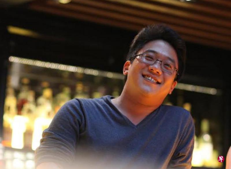 挂牌公司美罗控股已故创办人王梓琴的孙子王镇(图),被控拥有、贩卖和吸大麻。被告于2014年11月1日被控,目前共面对八项控状,指他拥有、贩卖和吸大麻。案件还在审前会议阶段,被告以15万元保释在外。(图/TOMPANG) 挂牌公司美罗控股已故创办人王梓琴的孙子王镇(图),被控拥有、贩卖和吸大麻。被告于2014年11月1日被控,目前共面对八项控状,指他拥有、贩卖和吸大麻。案件还在审前会议阶段,被告以15万元保释在外。(图/TOMPANG)