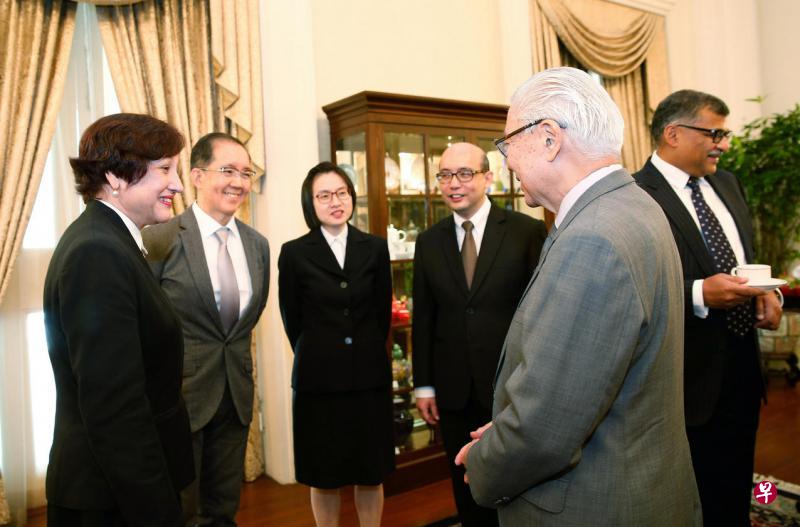 陈庆炎总统(右二起)、两名司法委员彭康钊和林茵倩,以及最高法院上诉庭法官郑永光和朱迪柏拉卡斯在宣誓仪式上交流。右一是大法官梅达顺。(海峡时报) 陈庆炎总统(右二起)、两名司法委员彭康钊和林茵倩,以及最高法院上诉庭法官郑永光和朱迪柏拉卡斯在宣誓仪式上交流。右一是大法官梅达顺。(海峡时报)