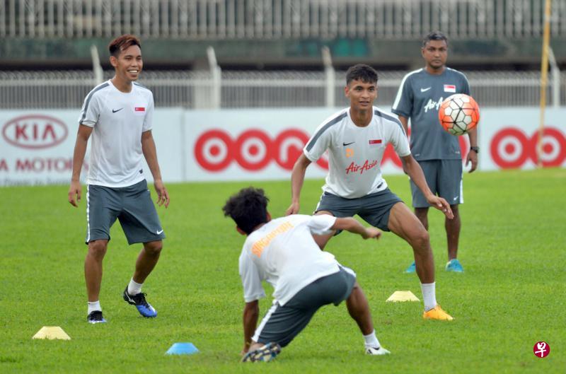 雄狮主帅孙德兰慕迪(右)接下来将继续强化球员的个人能力。(档案照片) 雄狮主帅孙德兰慕迪(右)接下来将继续强化球员的个人能力。(档案照片)