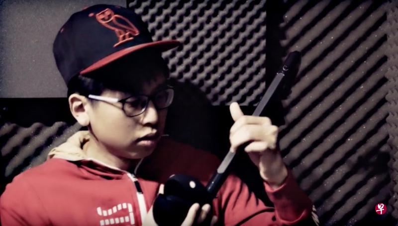 为了给爱国歌曲《齐心照亮》添“新意”,陈彦璁大方地拿出他的宝贝乐器“音乐蝌蚪”并且谱曲。(受访者提供) 为了给爱国歌曲《齐心照亮》添“新意”,陈彦璁大方地拿出他的宝贝乐器“音乐蝌蚪”并且谱曲。(受访者提供)