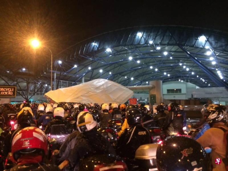 大士关卡发生帐篷坍塌事故,部分道路遭关闭,导致关卡出现长长车龙。(取自面簿)
大士关卡发生帐篷坍塌事故,部分道路遭关闭,导致关卡出现长长车龙。(取自面簿)