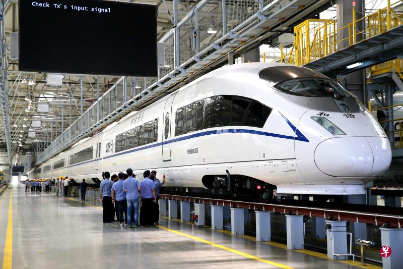8月3日,中国两组CRH380B型高速动车组抵达西安动车段检修库。据中新社报道,该高速动车组最高运行速度可达每小时380公里,是目前世界上商业运营速度最快的高速动车组。将服务于9月份加开的西安至上海、福州、合肥等各条高铁线路。(中新社) 8月3日,中国两组CRH380B型高速动车组抵达西安动车段检修库。据中新社报道,该高速动车组最高运行速度可达每小时380公里,是目前世界上商业运营速度最快的高速动车组。将服务于9月份加开的西安至上海、福州、合肥等各条高铁线路。(中新社)