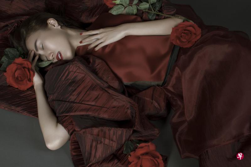 陈伟健的晚装作品拥有哥特风十足的迷幻魅力。(Veryandy Photography提供) 陈伟健的晚装作品拥有哥特风十足的迷幻魅力。(Veryandy Photography提供)