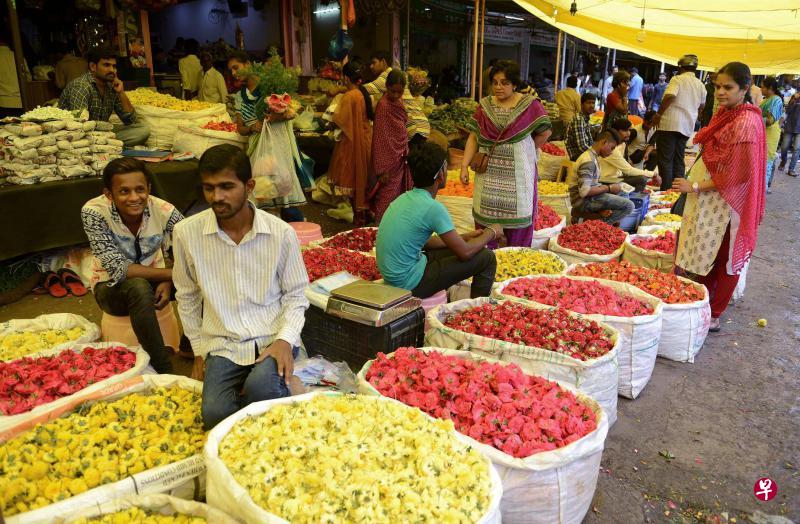 印度上议院周三经数小时辩论后,一致通过改革税制宪法修正案。这将使印度全国首次转变为一个共同市场。(法新社) 印度上议院周三经数小时辩论后,一致通过改革税制宪法修正案。这将使印度全国首次转变为一个共同市场。(法新社)