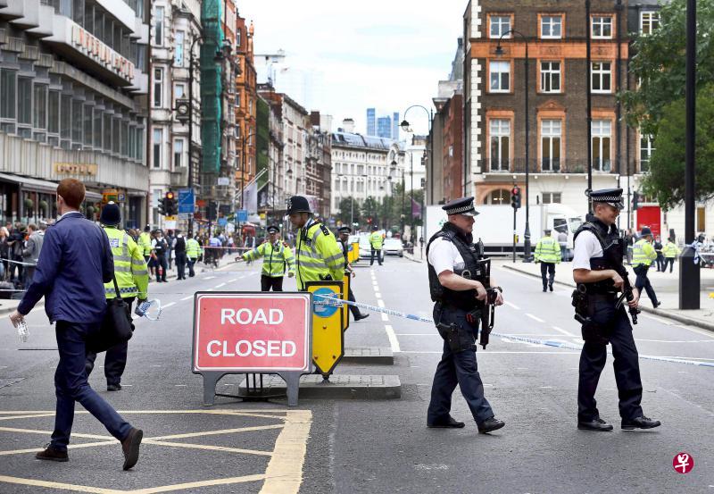 伦敦市中心著名的罗素广场周三晚发生血案导致一死五伤,警方清理现场后,继续封锁局部现场(图右)。(法新社) 伦敦市中心著名的罗素广场周三晚发生血案导致一死五伤,警方清理现场后,继续封锁局部现场(图右)。(法新社)