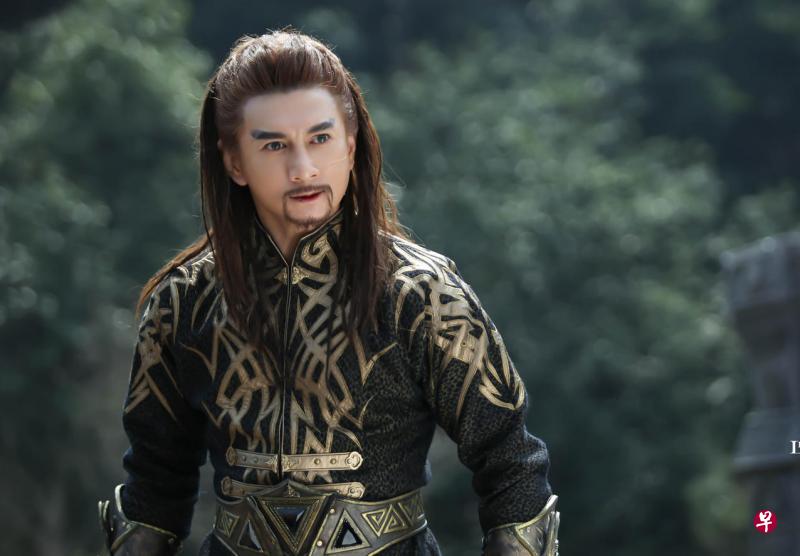 ←吴奇隆在《蜀山战纪之剑侠传奇》出演女主角的父亲，将“男一号”角色让给陈伟霆（上图右）。