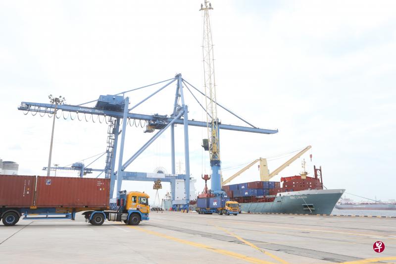 新综合码头由裕廊海港现有的资源进行重组改装而成,每年可处理多达30万个标准集装箱和100万公吨的杂货。(邝启聪摄) 新综合码头由裕廊海港现有的资源进行重组改装而成,每年可处理多达30万个标准集装箱和100万公吨的杂货。(邝启聪摄)