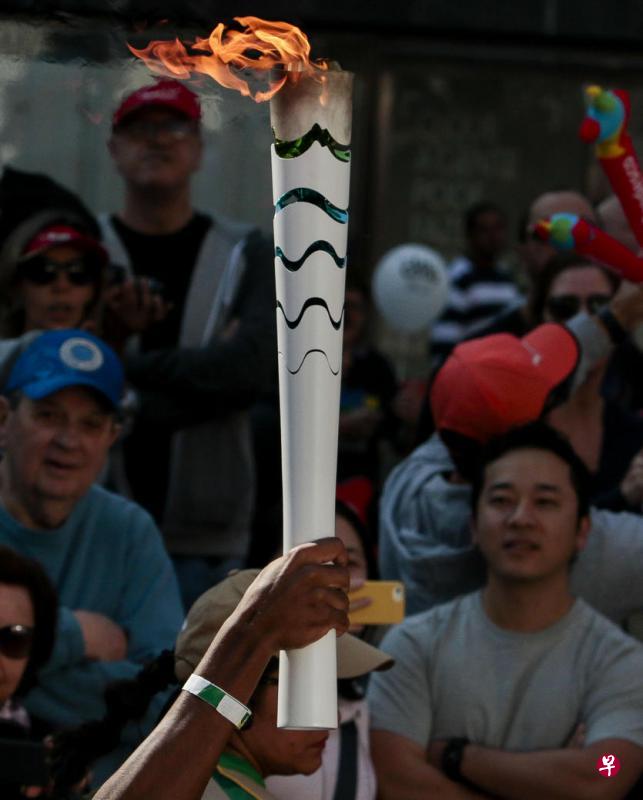 圣保罗的居民手持里约奥运圣火。(法新社) 圣保罗的居民手持里约奥运圣火。(法新社)