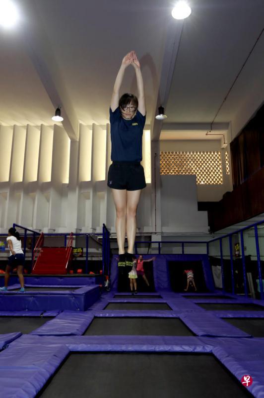 蹦床弹跳基本动作:如何弹高:①双脚分开与肩同宽,用力踩蹦床,将身体往上弹跳,双臂向上升直。 蹦床弹跳基本动作:如何弹高:①双脚分开与肩同宽,用力踩蹦床,将身体往上弹跳,双臂向上升直。