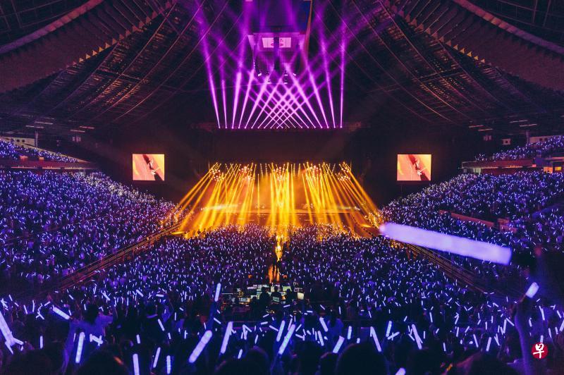 近万歌迷融入五月天的动感摇滚音乐中。 近万歌迷融入五月天的动感摇滚音乐中。