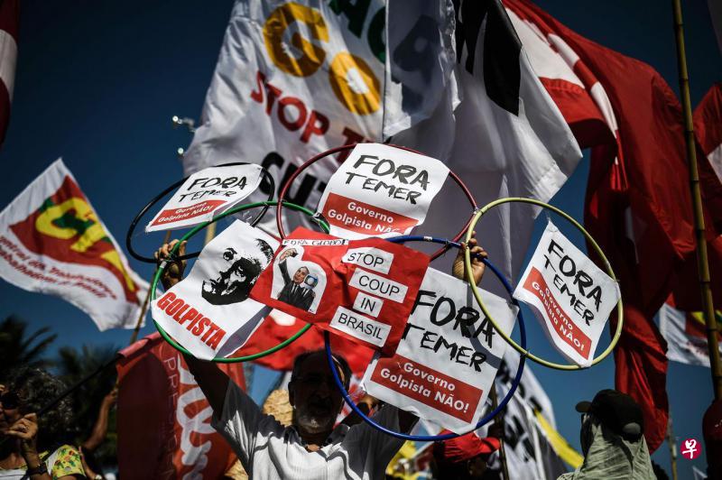 里约奥运开幕之际,数千名群众上街抗议示威。(法新社) 里约奥运开幕之际,数千名群众上街抗议示威。(法新社)