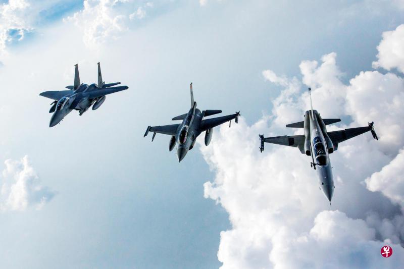 随着F-5型战机(右起)停飞,我国的战斗机群将剩下F-16D+型战机和F-15SG型战机,但军事观察家指出,新加坡仍具备优越的空防实力。(国防部提供) 随着F-5型战机(右起)停飞,我国的战斗机群将剩下F-16D+型战机和F-15SG型战机,但军事观察家指出,新加坡仍具备优越的空防实力。(国防部提供)