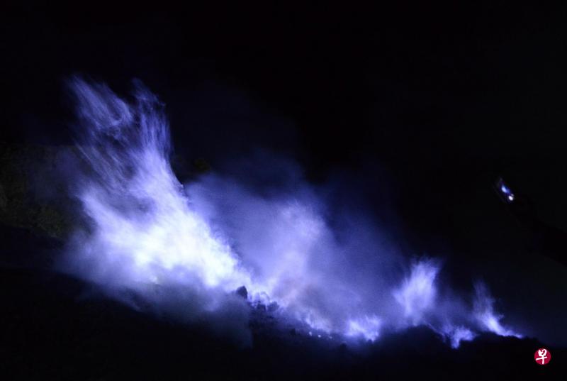 火山在高压、高温下喷出的硫磺气体，遇到空气燃烧起来，产生炫目的蓝色火焰。硫磺在冷却过程中形成浓缩液体，带着燃烧的蓝火，沿着火山四处奔流，场面壮观。