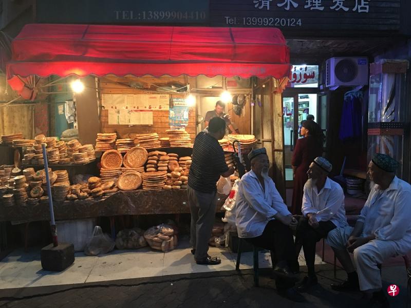 乌鲁木齐民众反映,目前就业机会更多、收入也更高,生活比以前好多了。(林子恒摄) 乌鲁木齐民众反映,目前就业机会更多、收入也更高,生活比以前好多了。(林子恒摄)