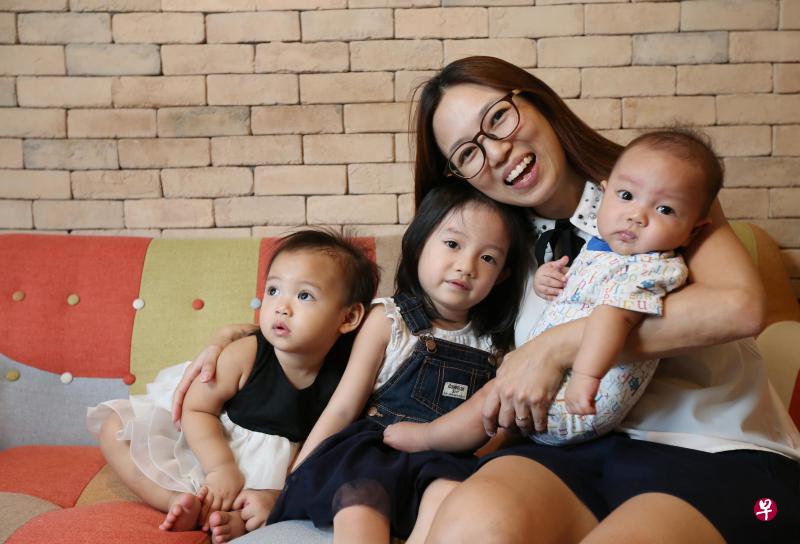 叶玲玲给三个孩子先后喂食母乳。如今两个女儿分别4岁和2岁,儿子4个月大。(何家俊摄) 叶玲玲给三个孩子先后喂食母乳。如今两个女儿分别4岁和2岁,儿子4个月大。(何家俊摄)