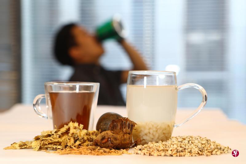 市面上的凉茶不少属中药范畴,不同体质和体征的人应慎选之。(陈来福摄) 市面上的凉茶不少属中药范畴,不同体质和体征的人应慎选之。(陈来福摄)