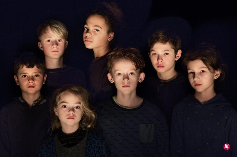 七个小演员将演出娈童杀人狂的故事。 七个小演员将演出娈童杀人狂的故事。