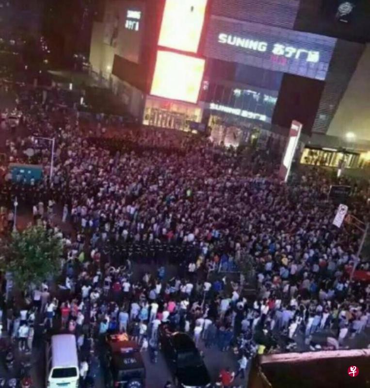 数以千计连云港市民6日晚和7日晚在市内地标性空间苏宁广场示威。(互联网) 数以千计连云港市民6日晚和7日晚在市内地标性空间苏宁广场示威。(互联网)