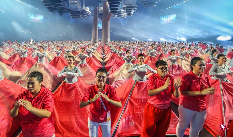 新加坡创价学会表演者连同特别需求表演者,以手语演绎爱国歌曲《家》。(叶振忠摄) 新加坡创价学会表演者连同特别需求表演者,以手语演绎爱国歌曲《家》。(叶振忠摄)