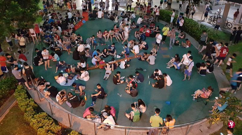 后港10巷组屋区人头攒动,都是在捕捉精灵的玩家。(杨全龙摄) 后港10巷组屋区人头攒动,都是在捕捉精灵的玩家。(杨全龙摄)