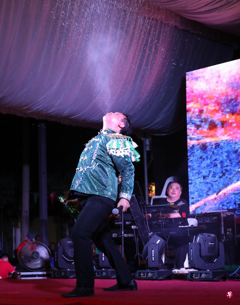 马国福建歌王“黑人”伟宗昨晚不仅载歌载舞,还表演“特技”,一度往空中喷洒啤酒,引来热烈掌声。(王彦燕摄) 马国福建歌王“黑人”伟宗昨晚不仅载歌载舞,还表演“特技”,一度往空中喷洒啤酒,引来热烈掌声。(王彦燕摄)