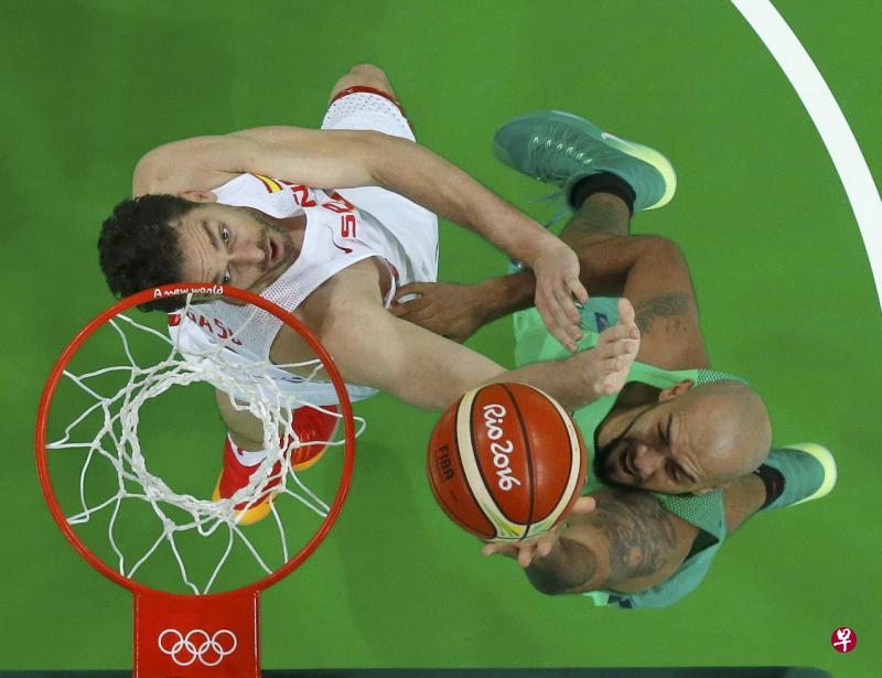 西班牙球星加索尔(左)与巴西的马尔奎尼奥斯争夺篮板球。(路透社) 西班牙球星加索尔(左)与巴西的马尔奎尼奥斯争夺篮板球。(路透社)