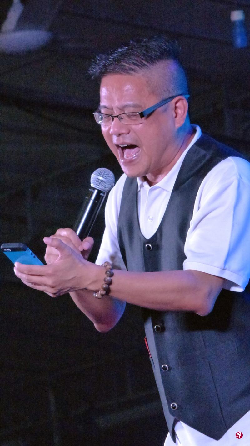 司仪奇贤身兼歌手撑场半小时。(赖南达摄) 司仪奇贤身兼歌手撑场半小时。(赖南达摄)