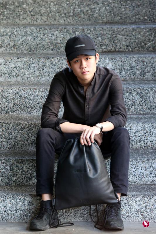 陈卓义本身很喜欢吊带背包,所以系列里少不了它。(邝启聪摄) 陈卓义本身很喜欢吊带背包,所以系列里少不了它。(邝启聪摄)