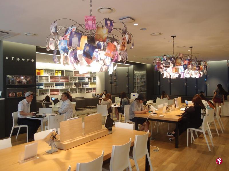 LIVErary Cafe天花板上的吊灯贴满了明星照片。(一品提供) LIVErary Cafe天花板上的吊灯贴满了明星照片。(一品提供)