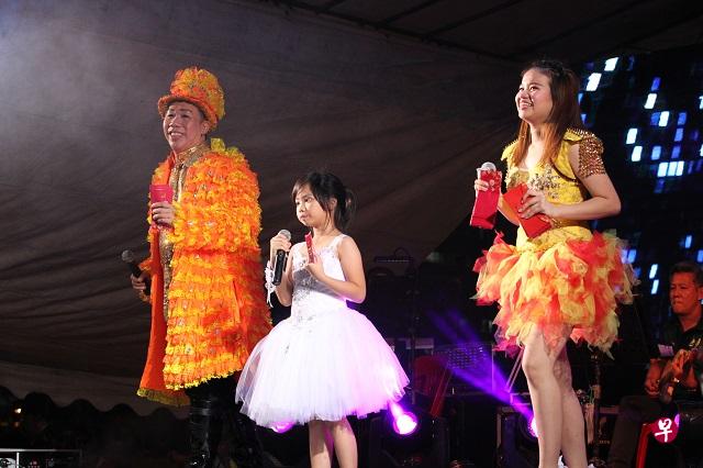 “王家班之夜”昨晚由吕伟伦 (左)和朱慧真主持, 八岁的郑靖儿(右)登台表演。(饶进礼/摄) “王家班之夜”昨晚由吕伟伦 (左)和朱慧真主持, 八岁的郑靖儿(右)登台表演。(饶进礼/摄)