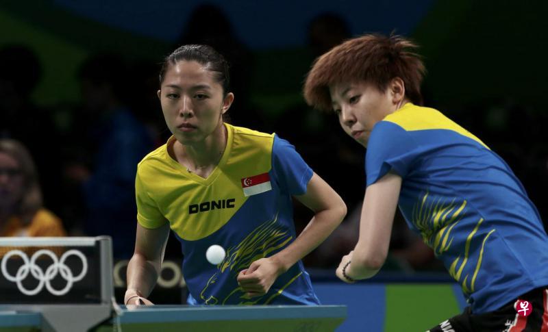 于梦雨(左)与周一涵在女双赛联手为新加坡拿下胜利的一分。(路透社) 于梦雨(左)与周一涵在女双赛联手为新加坡拿下胜利的一分。(路透社)