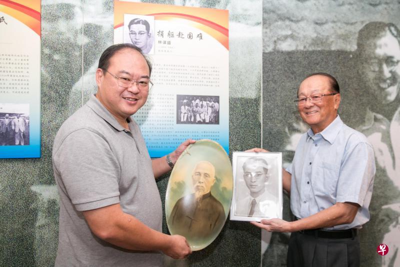 林怀玉医生(右)把林路的大型彩照和林谋盛的黑白照片捐给南安会馆,由会馆常务主席陈奕福接收。南安会馆历史走廊还介绍林谋盛的抗日事迹。(徐颖荃摄) 林怀玉医生(右)把林路的大型彩照和林谋盛的黑白照片捐给南安会馆,由会馆常务主席陈奕福接收。南安会馆历史走廊还介绍林谋盛的抗日事迹。(徐颖荃摄)