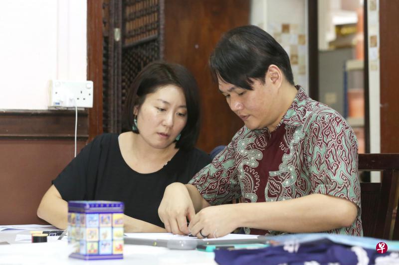 自11年前开班授课至今,黄俊荣(右)已教导超过400名学生,其中以日本人居多。(陈斌勤摄) 自11年前开班授课至今,黄俊荣(右)已教导超过400名学生,其中以日本人居多。(陈斌勤摄)