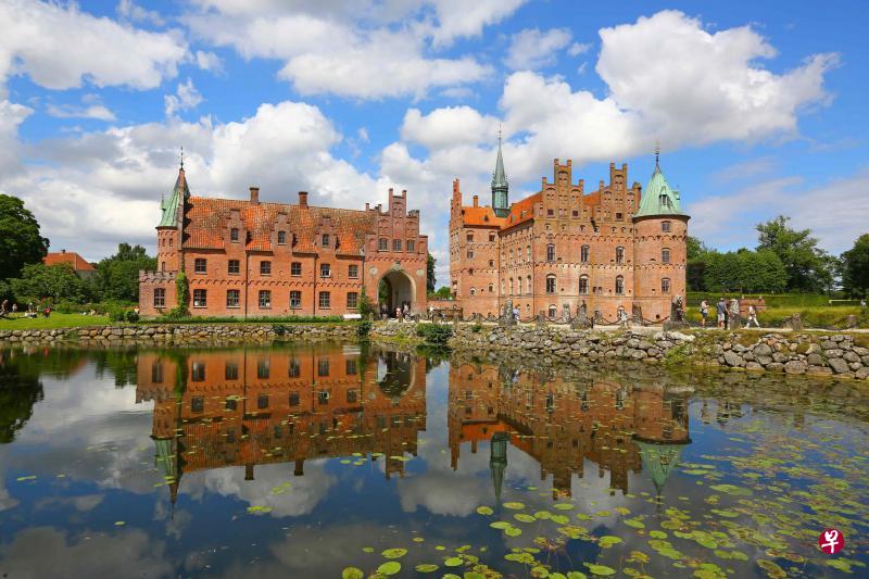 在丹麦菲英岛拍摄的伊埃斯科城堡护城河(新华社)。 在丹麦菲英岛拍摄的伊埃斯科城堡护城河(新华社)。