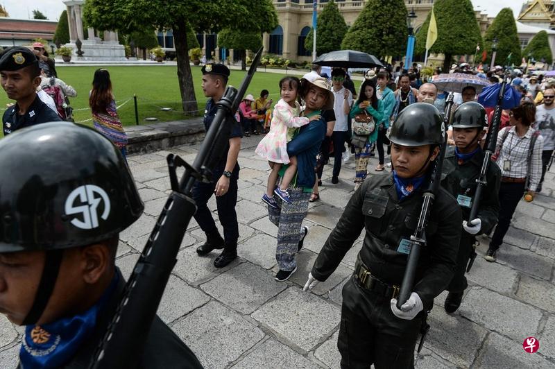泰国首都曼谷的大皇宫外仍吸引众多游客参观,似乎未受连串爆炸案影响。(法新社) 泰国首都曼谷的大皇宫外仍吸引众多游客参观,似乎未受连串爆炸案影响。(法新社)