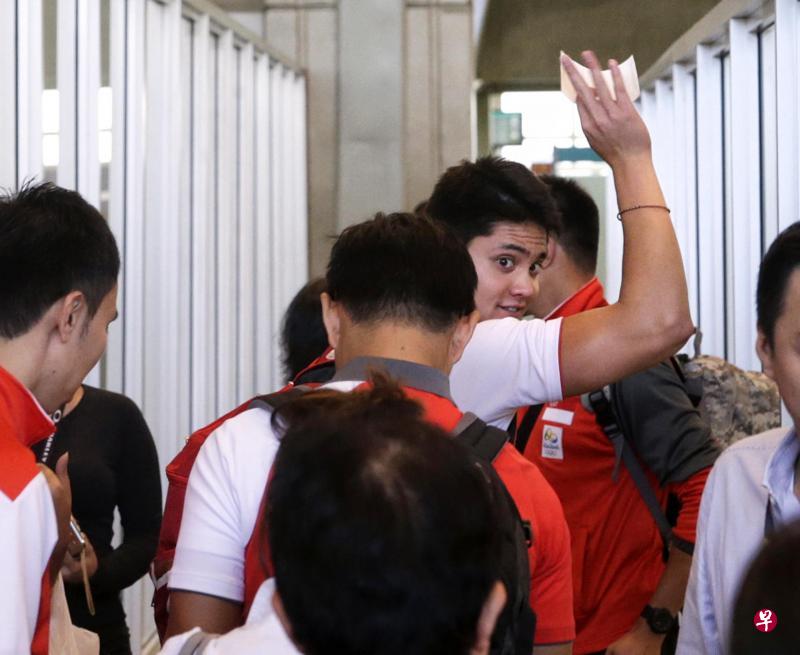 当多数国人仍在熟睡时，新加坡首位奥运冠军约瑟林已于今天清晨回返国门。这是他在里约机场离境前回眸告别的情景。今晨樟宜机场抵境大厅想必是人潮汹涌，迎接约瑟林凯旋。　　除了本地政要，约瑟林的父亲科林、我国游泳总会副会长杨玮玲、秘书长温仁德，以及泳总属会成员和国家队员等支持者，也将到场欢迎创造历史的约瑟林归国。约瑟林料将逗留四天，这期间将安排他坐上敞篷巴士，进行胜利游行。（海峡时报）